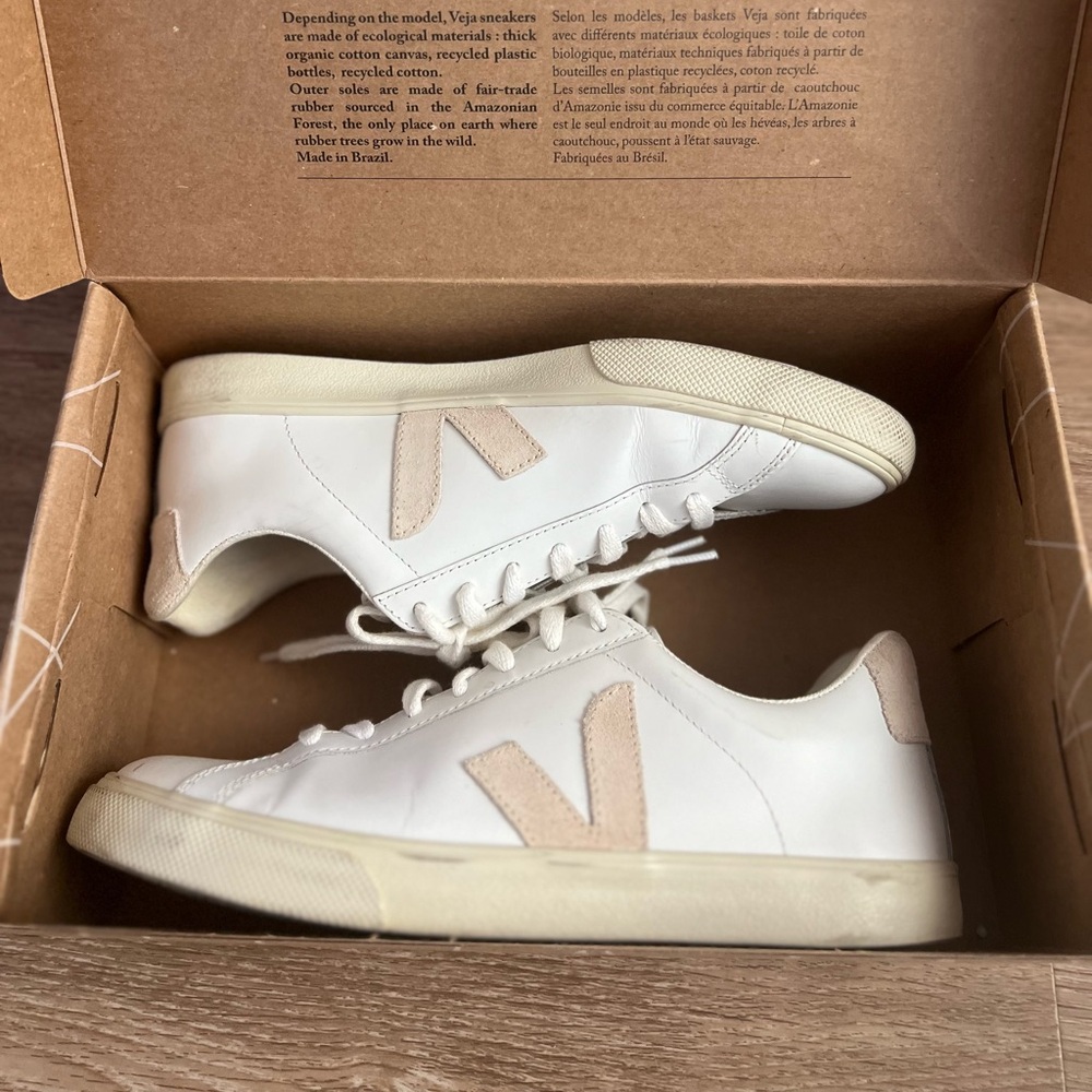 Veja Sneakers 
Gently worn
Fits Size 8.5